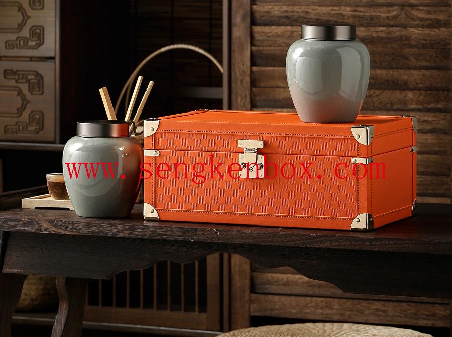 leather box packing jewelry with tel ribbon